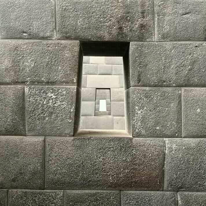 Ventana simetrica en Koricancha