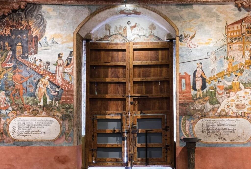 Pintura del cielo e infierno en el templo de Andahuyallillas