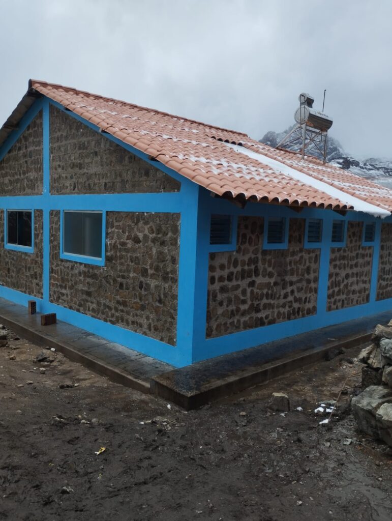 Servicios higiénicos en la montana de colores