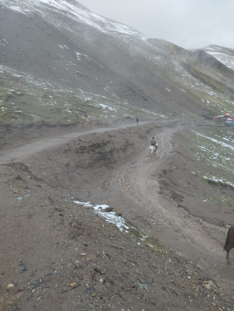 Camino de la montana de colores